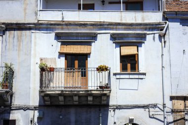 Geleneksel mimar Catania 'da tarihi bir binada balkon.