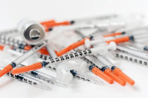 Stapel medische spuiten voor insuline voor diabetes . — Stockfoto