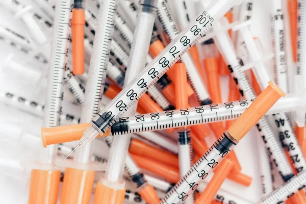Stapel medische spuiten voor insuline voor diabetes . — Stockfoto