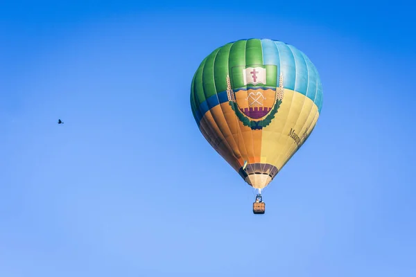 Kiev, Ucraina, Cipro 19 agosto 2019: mongolfiera vola nel cielo ov — Foto Stock