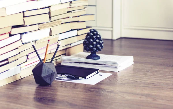 Stapel oude boeken op houten tafel, notebook, smartphone, station — Stockfoto