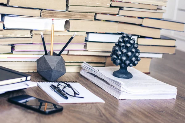 Stapel van oud boek op houten tafel, laptop computer, notebook, sm — Stockfoto