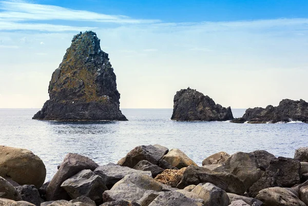 Acitrezza rocas del Cíclope, pilas de mar en Catania, Sicilia, I — Foto de Stock