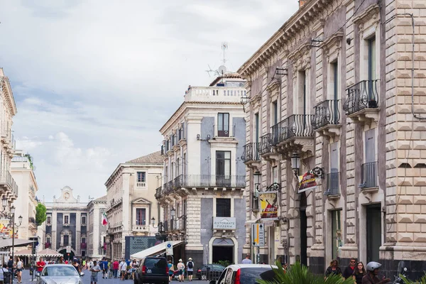 Reis naar Italië - historische straat van Catania, Sicilië, gevel — Stockfoto