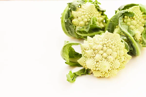 Romanesco (Brassica Oleracea), kalafior rzymski izolowany na whi — Zdjęcie stockowe