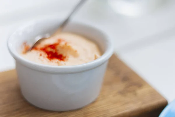 Sauce dans un petit bol pour le dîner traditionnel meze — Photo