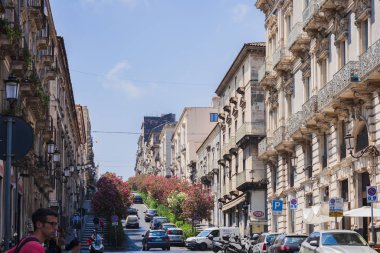 Catania, Sicilya. 4 Ağustos 2018. İnsanlar sokaklarda yürüyor.