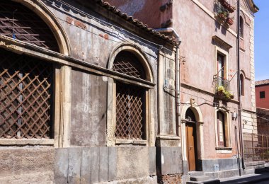 İtalya 'ya seyahat - Katanya' nın tarihi caddesi, Sicilya, cephe 