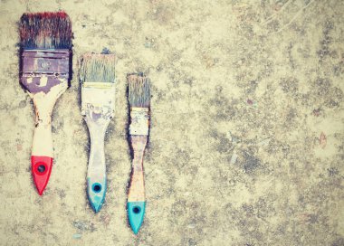 Kaldırımdaki boya fırçaları, metin için kopyalama alanı ile iyi kullanılıyor