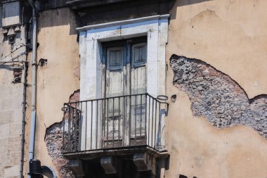 Geleneksel mimar Catania 'da tarihi bir binada balkon.