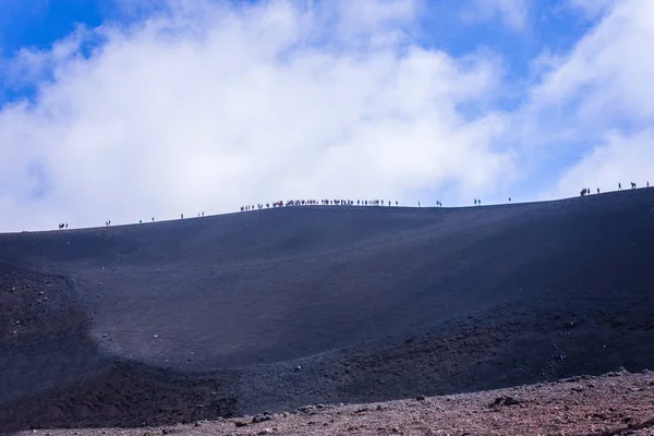 Gente caminando en el Monte Etna, volcán activo en la costa este o — Foto de Stock
