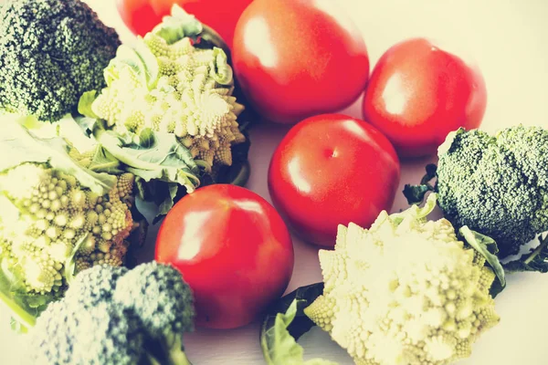 Olgun sebzeler, domatesler, beyaz ahşap sırtlı Romanesco brokolisi. — Stok fotoğraf