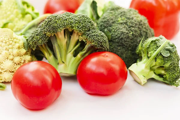 Tomat sayuran matang romanesco brokoli di belakang kayu putih — Stok Foto
