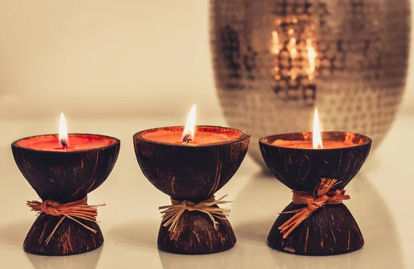 Konforlu ev dekorasyonu, arka planda yanan mumlar.