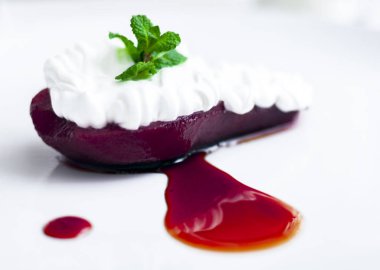 Tatlı, armut şurubu, nane ve krema, çatal...