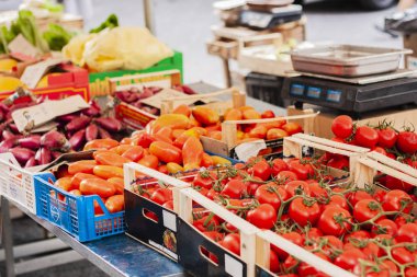 Meyve pazarında çeşitli renkli taze sebzeler, Catania, 