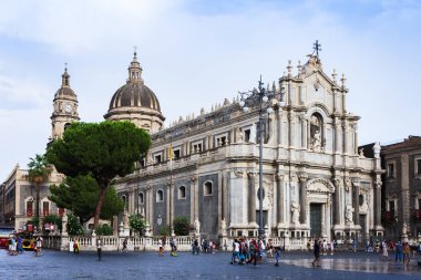 Catania, Sicilya, İtalya 15 Ağustos 2018: nea yürüyen turistler