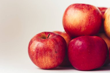 Beyaz arka planda taze kırmızı elmalar, vejetaryen konsepti.