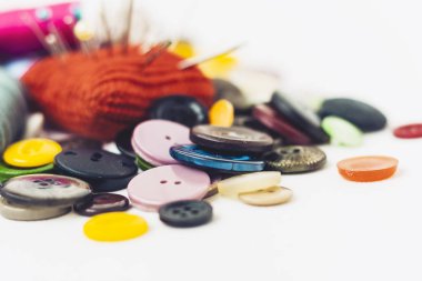 Dikiş, dikiş düğmeleri ve renklendirme için kırmızı örülmüş iğne yastığı.