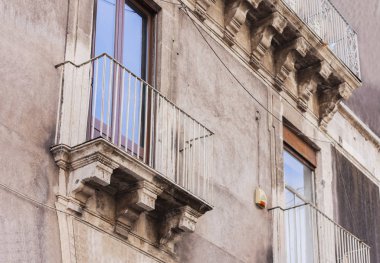 Geleneksel mimar Catania 'da tarihi bir binada balkon.