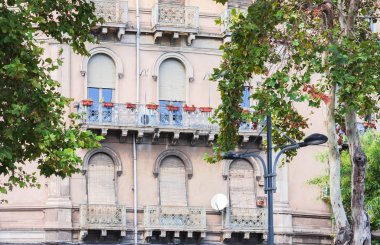 Geleneksel mimar Catania 'da tarihi bir binada balkon.