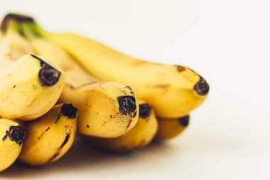 Beyaz arka planda taze olgun muzlar, vejetaryen konsepti.
