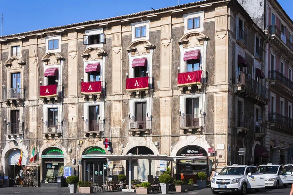 Catania, Sicilië, Italië 14 augustus 2018: taxi op het historische — Stockfoto