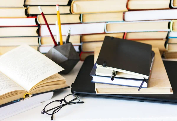 Pila de libros, cuaderno, portátil, gafas en el fondo de la oficina f — Foto de Stock