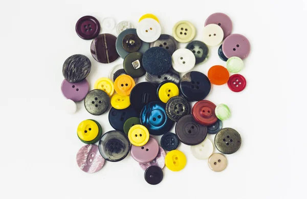 Botones de costura de colores sobre fondo blanco . — Foto de Stock