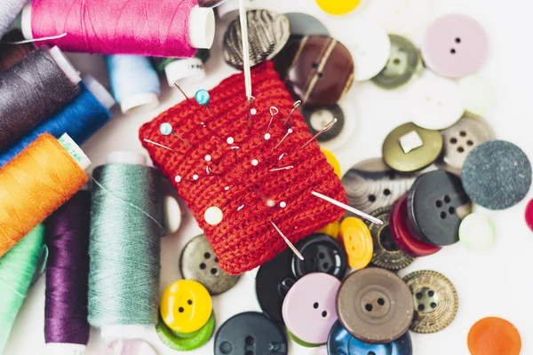 Tappetino rosso a maglia per cucire, cucire bottoni e colori th — Foto Stock