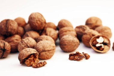 Beyaz arka planda tüm ceviz çekirdekleri.