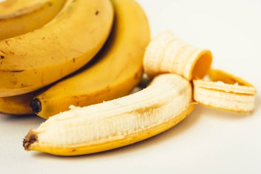 Beyaz arka planda taze olgun muzlar, vejetaryen konsepti.