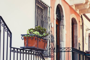 İtalya 'ya seyahat - Taormina tarihi caddesi, Sicilya, balkon
