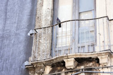 Geleneksel mimar Catania 'da tarihi bir binada balkon.