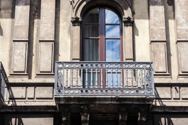 Geleneksel mimar Catania 'da tarihi bir binada balkon.