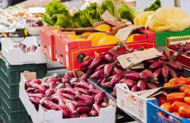 Meyve pazarında çeşitli renkli taze sebzeler, Catania, 