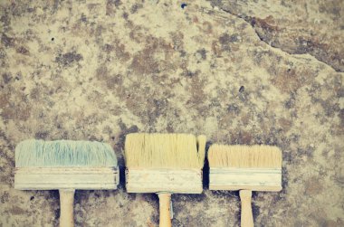 Kaldırımdaki duvar boyası fırçaları, fotokopi için iyi kullanılıyor.