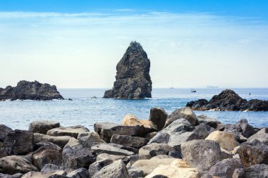 Acitrezza Kiklops 'un kayaları, Catania, Sicilya' daki deniz yığınları...