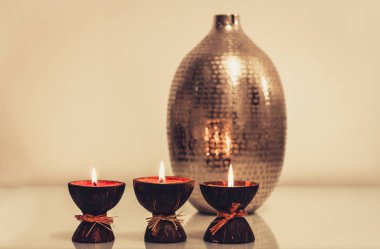 Konforlu ev dekorasyonu, arka planda yanan mumlar.