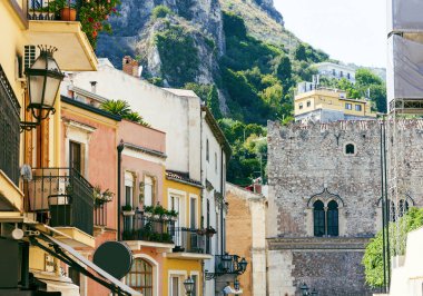 İtalya 'ya git - Taormina' nın tarihi caddesi, Sicilya, cephe