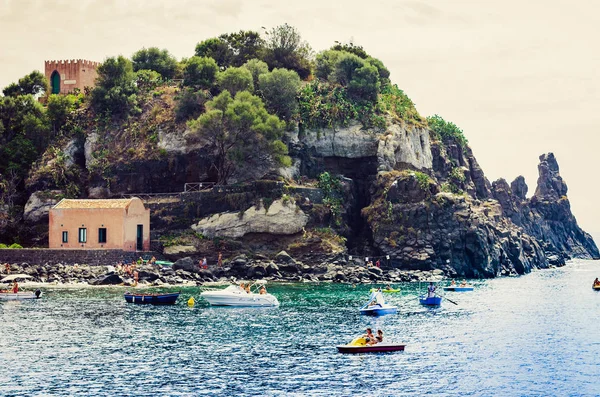 Sicília paisagem, ilha de Acitrezza, Catania, Itália, fachada de — Fotografia de Stock