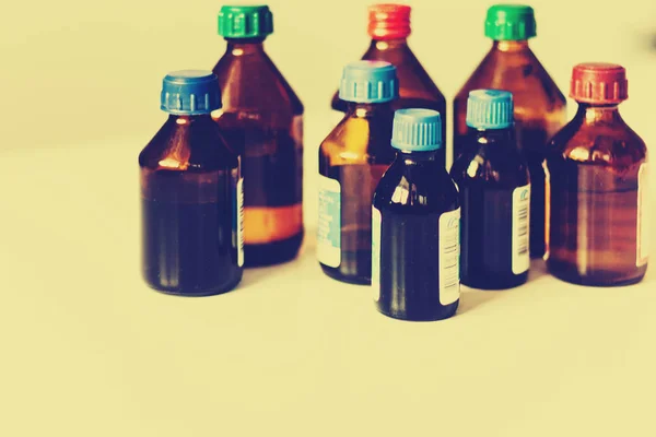 Медицинские бутылки на белом фоне с копией пейзажа для текста, р — стоковое фото