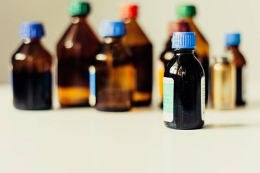 Beyaz arkaplandaki ilaç şişeleri metin için kopya tablosu, r