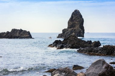 Acitrezza Kiklops 'un kayaları, Catania, Sicilya' daki deniz yığınları...