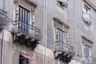 Geleneksel mimar Catania 'da tarihi bir binada balkon.