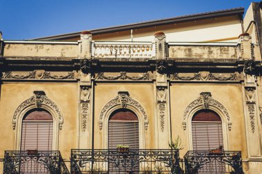 Geleneksel mimar Catania 'da tarihi bir binada balkon.