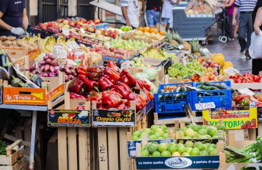 Meyve pazarında çeşitli renkli taze sebzeler, Catania, 