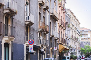 İtalya 'ya seyahat - Katanya' nın tarihi caddesi, Sicilya, cephe 