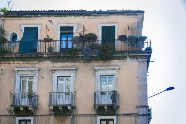 Geleneksel mimar Catania 'da tarihi bir binada balkon.