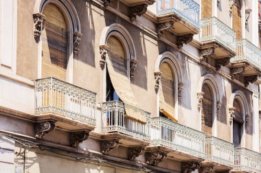 Geleneksel mimar Catania 'da tarihi bir binada balkon.